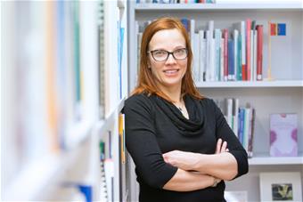 Kuvassa puolipotretti Rauna Kuokkasesta.