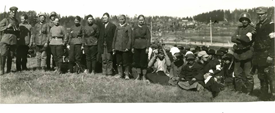 Vangitut naiskaartilaiset matkalla Hennalaan saksalaisten ja suomalaisten sotilaiden vartioimina. Kuvaaja: Tuntematon saksalaissotilas