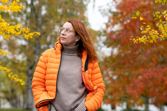 Puolipotretissa Soile Veijola ruskamaisemassa.