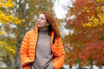 Puolipotretissa Soile Veijola ruskamaisemassa.