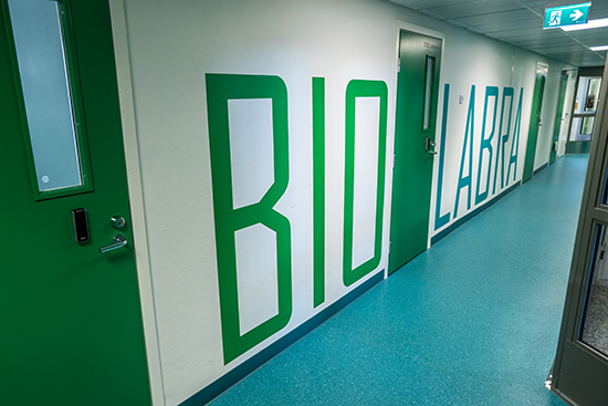 Rakennuksen käytävä, jonka seinällä lukee biolabra.