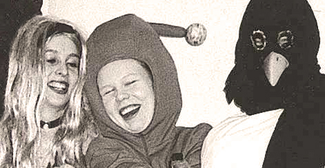 Kolme naamiaisasuista henkilöä.