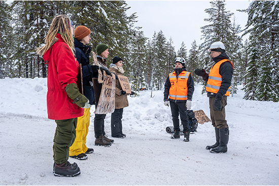 Metsäliikkeen aktivisteja ja Metsähallituksen edustajia 2023