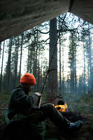 Lapsi istuu metsässä louteen ulkopuolella. Kuva: Antti Stöckell.