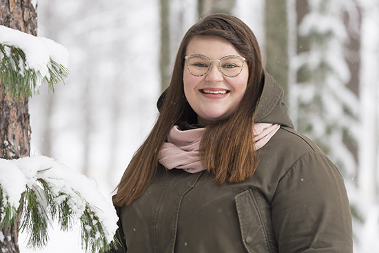 Muotokuvassa Essi Kuure.