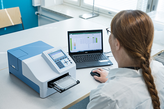 Tutkija käyttää tietokonetta.