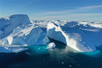 Jäävuoria meressä, joiden väliin jää vuono.