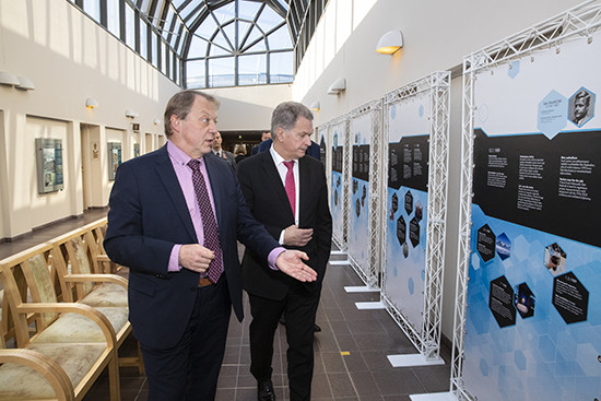 Näyttelyn käsikirjoittaja Markku Heikkilä esitteli Arktisen ajan alku -näyttelyä tasavallan presidentti Sauli Niinistölle 9. lokakuuta. Kuva Kaisa Sirén.