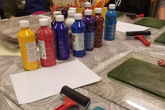 Taidetarvikkeita, kuten värejä, pöydällä