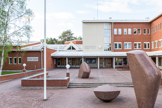 Lapin yliopiston kampus kesällä