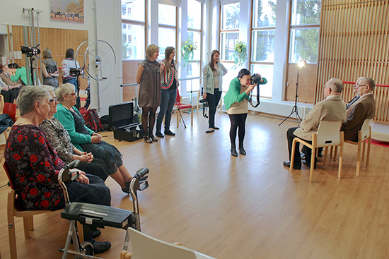 Rovaniemen Veljeskodin ja Lapin yliopiston opiskelijoiden yhteisötaideprojekti: Veteraanien valokuvaaminen yhteisötaideteokseen. Kuva: Annamari Manninen