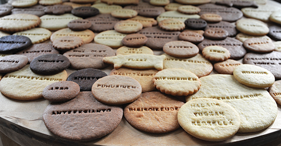 Eija Mettovaara: Ihmisyyden piparit, installaatio