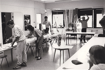 Mustavalkoisessa kuvassa opiskelijoita maalaamassa