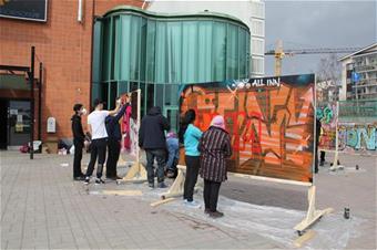 Metamorphosis katutaidetyöpajan harjoitukissa 2017, kuva Mirja Hiltunen.JPG