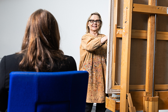 Marjatta Tapiola maalaa muotokuvaa