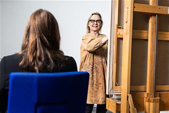 Marjatta Tapiola maalaa muotokuvaa