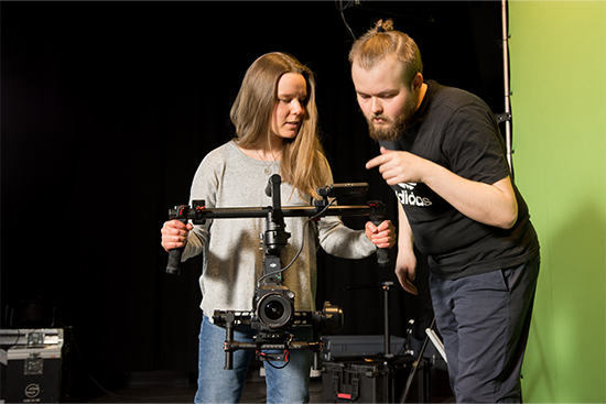 Opiskelijoita videostudiossa videokuvauksissa. Kuva: Reetta Breilin.