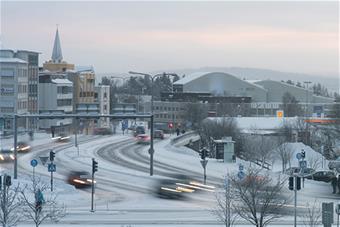Liikennettä talvisessa risteyksessä Rovaniemellä. Kuva: Elli Alasaari.