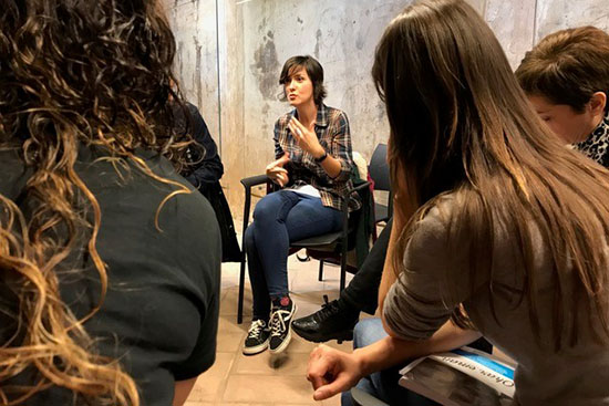 Ihmisiä työpajatyöskentelyssä. 