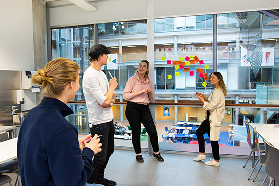 Opiskelijat ideoivat luokkahuoneessa Lapin yliopistolla. Kuva: Reetta Breilin.
