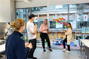 Opiskelijat ideoivat luokkahuoneessa Lapin yliopistolla. Kuva: Reetta Breilin.