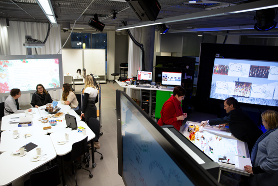 Ihmisiä työskentelemässä palvelumuotoilun Sinco-laboratoriossa Lapin yliopistolla. Kuva: Sinco.