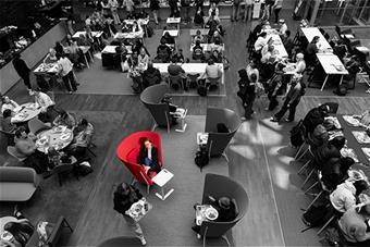 Aino Kärpänniemi Lapin yliopiston kampuksella