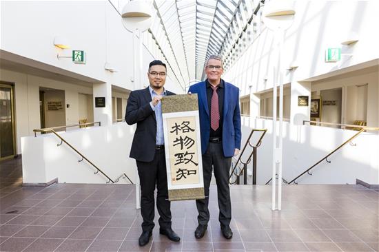 Lapin yliopiston rehtori Mauri Ylä-Kotola myöntää ensimmäisen University of Lapland Ambassador- arvonimen kiinalaiselle Wayne Chaulle. Kuvat: Marko Junttila