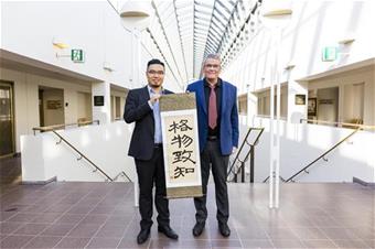 Lapin yliopiston rehtori Mauri Ylä-Kotola myöntää ensimmäisen University of Lapland Ambassador- arvonimen kiinalaiselle Wayne Chaulle. Kuvat: Marko Junttila