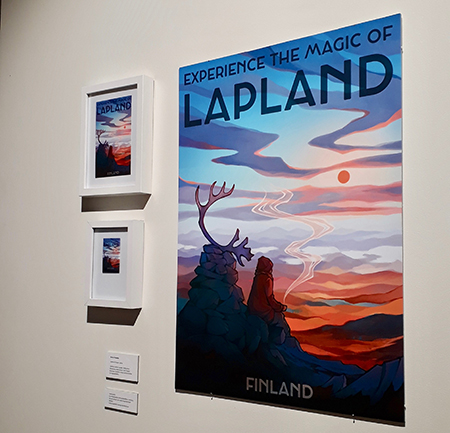 Emma Chudoban suunnittelema juliste, postikortti ja magneetti kehystettyinä. Kuva-aiheena Experience the magic of Lapland Finland.