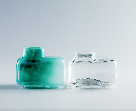 Kaksi Heikki-Veikko Lämsän suunnittelemaa Jylhämä-lasia.